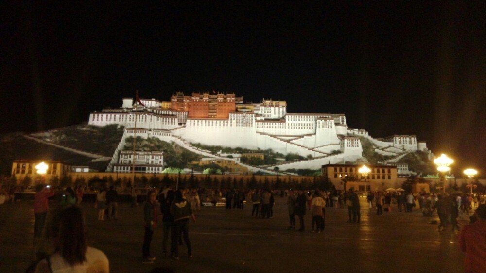 晚上的大昭寺 CggYHlXBlYGABItuAAFlOFtAUGM978.jpg