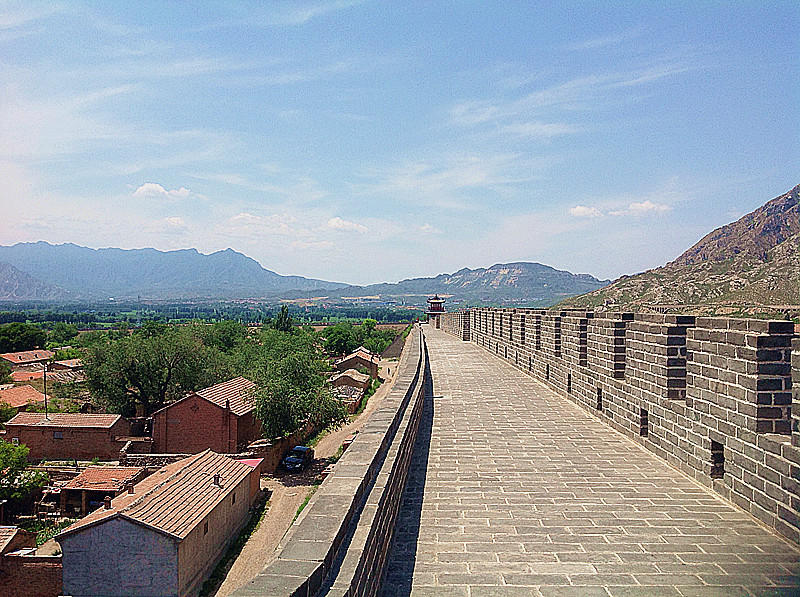 有几段城墙,城砖保存得比较完好的,墙头宽敞,墙垛坚实,能看出从前辉煌