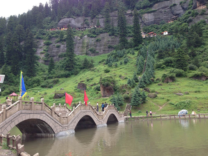 松鳴巖是省級風景名勝區,國家級森林公園,有明成化年間的玉皇閣,菩薩