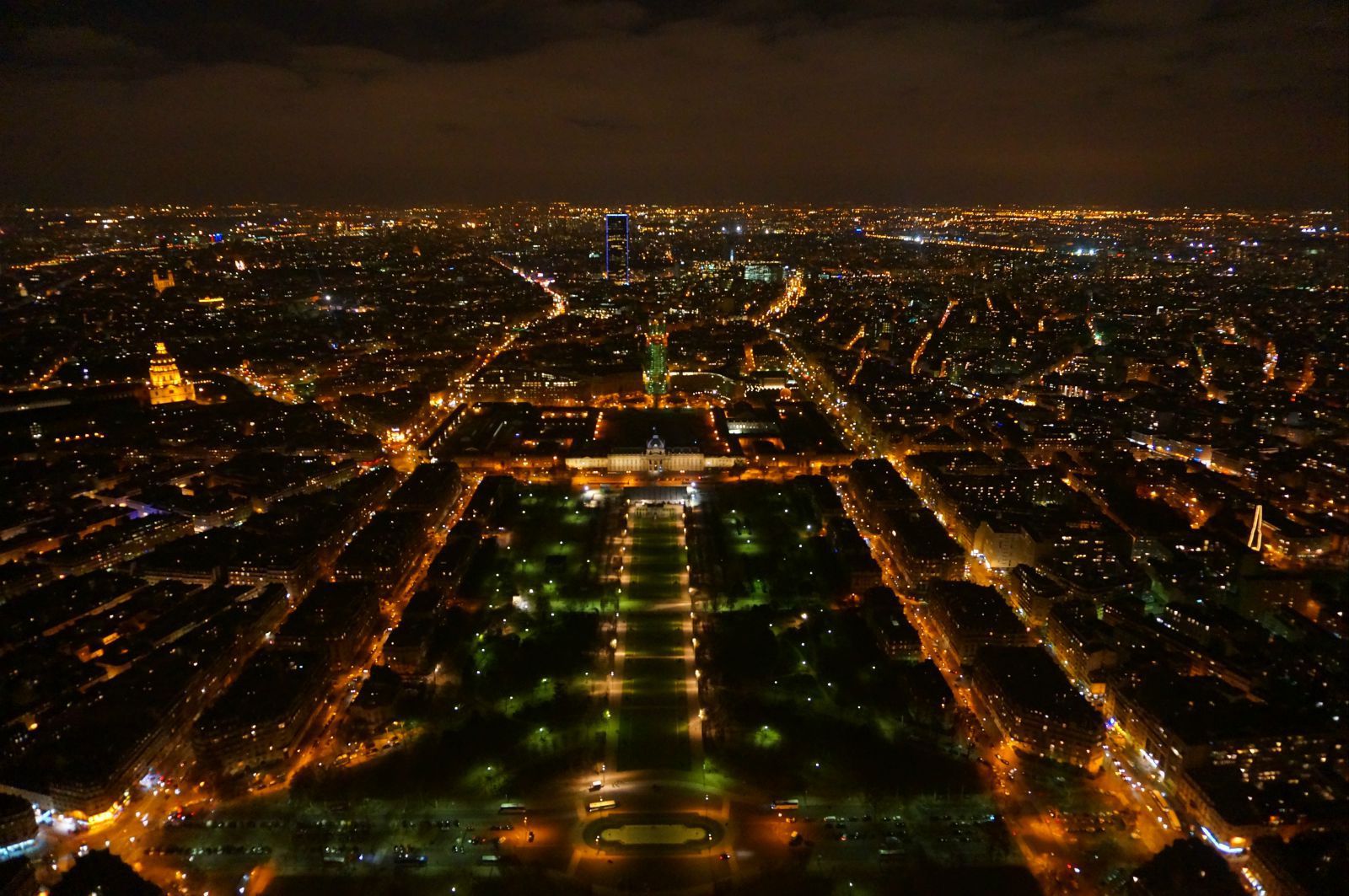 坐电梯登上了铁塔眺望巴黎夜景,只是觉得塔上风好大