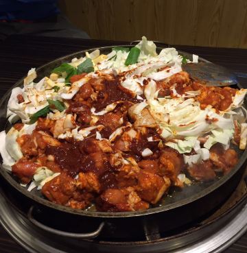 春川最有名的特色小吃辣炒鸡排和荞麦冷面,开吃啦