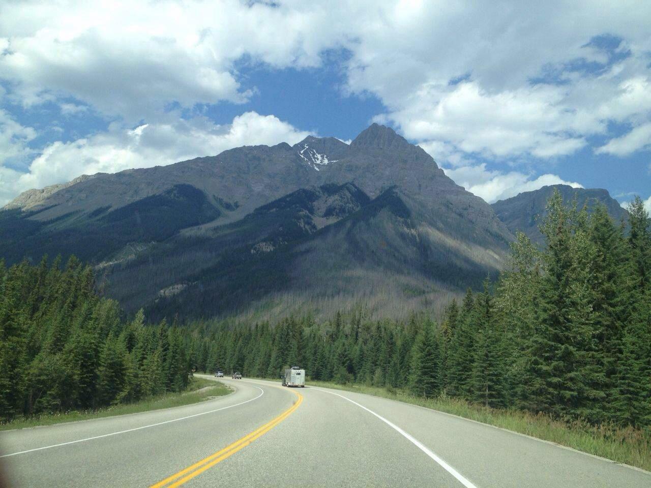 这是加拿大的一条风光无限,风景迷人的公路,森林,湖珀,雪山一直陪伴着