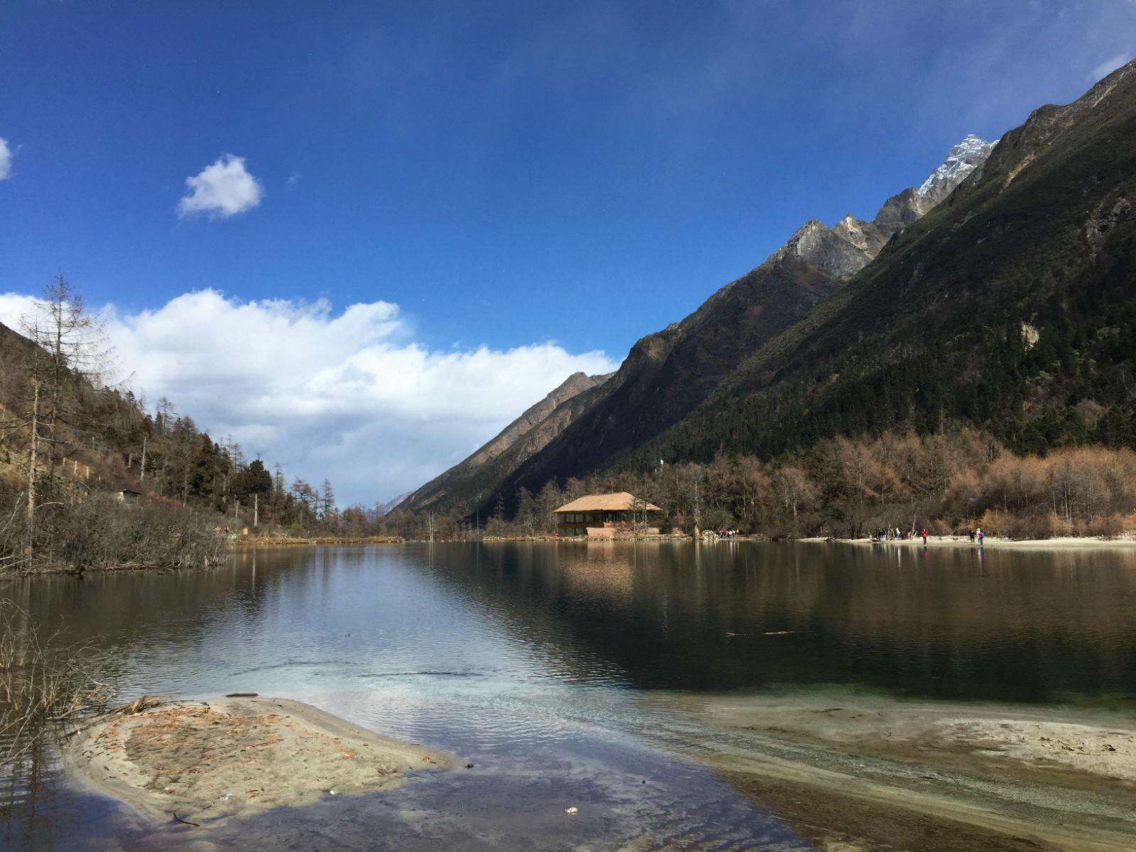 畢棚溝景區位於理縣樸頭梭羅溝境內,四姑娘山北麓,距成都221公里,距