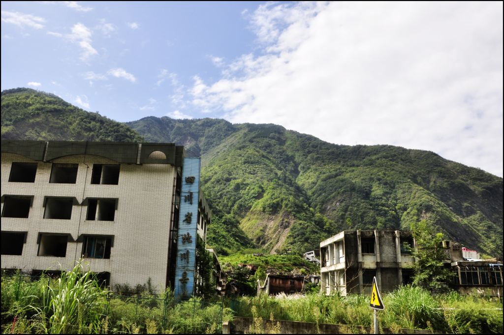 曾在都江堰,映秀,漢旺看到過地震遺址,但當老北川一座縣城作為地震