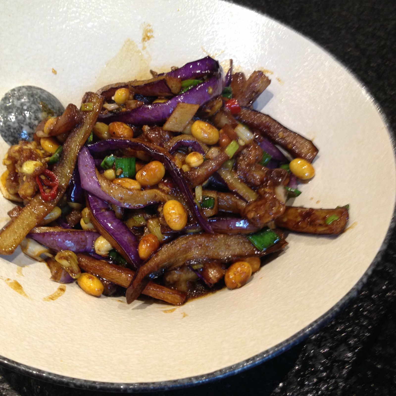 制作时需要先放在清水中漂洗,除净污血,煮时用麻丝将鸡捆好,以保持鸡