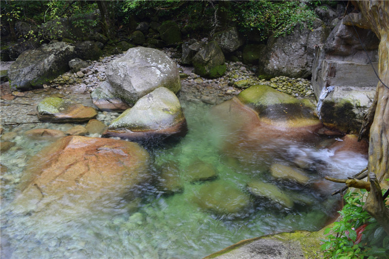 瀑布流下来的水,清透碧绿,仿佛一条上好的玉带.
