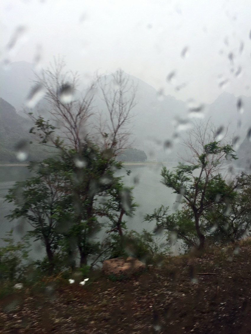 车窗外下着小雨,下雨天本应多愁善感,思绪万千,而此时的我偏偏是大脑