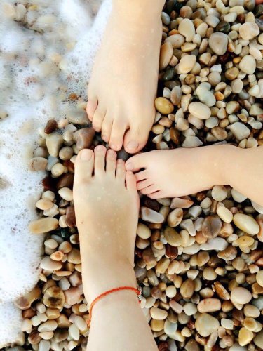 三人脚下的美丽风景