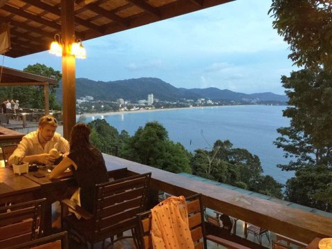 【普吉岛经典餐厅—悬崖餐厅】咖喱螃蟹,菠萝饭,椰奶酸汤,味道不错