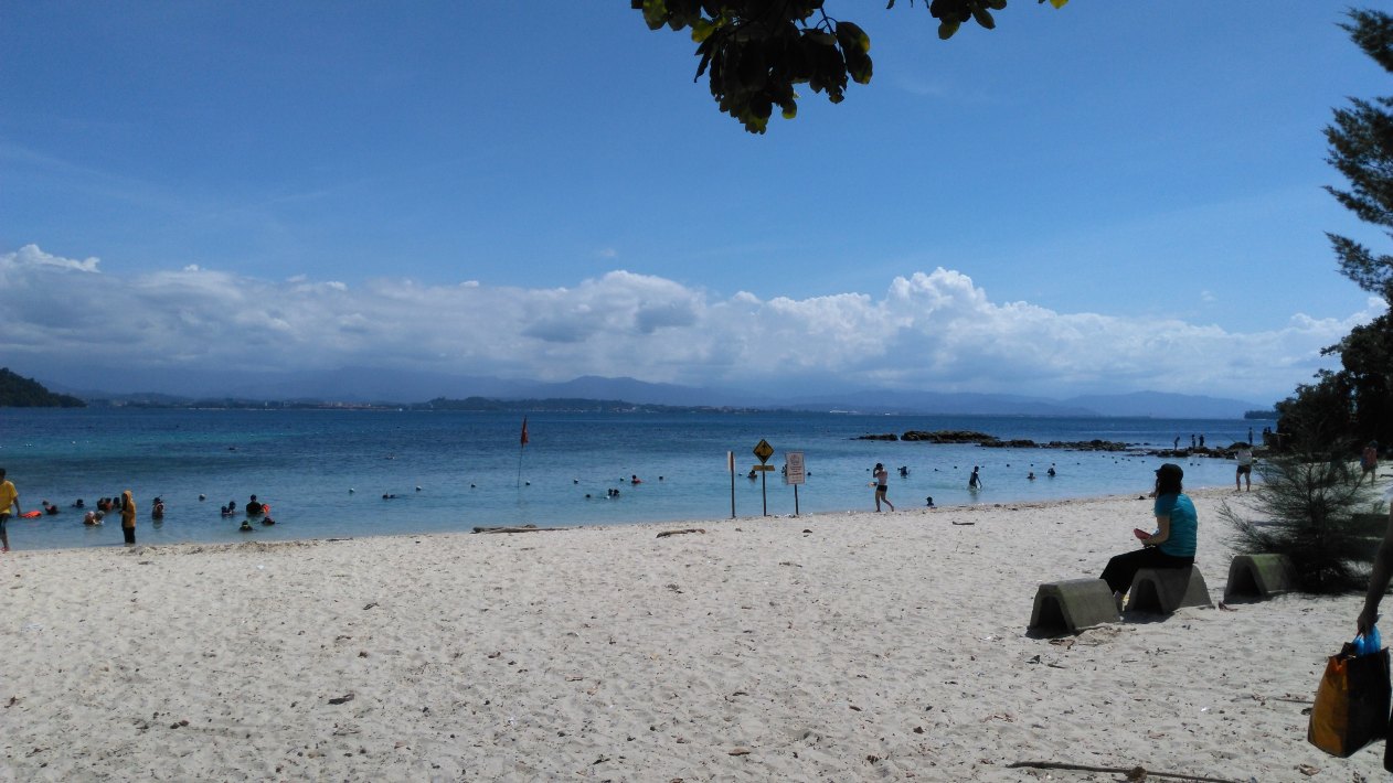 美丽的海滩,蔚蓝的大海,细软的沙滩