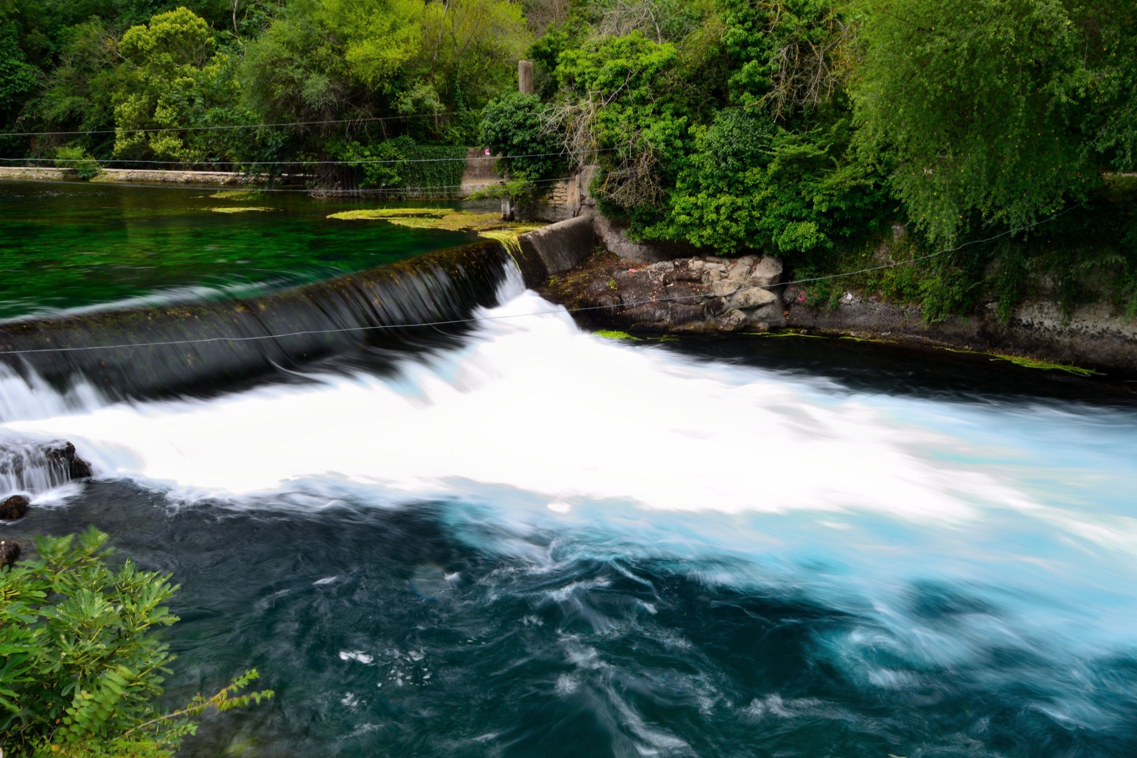 汇集的泉水汹涌澎渤 泉水镇