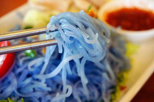 这款汤面也不错,酸酸辣辣的,同样是蓝色的面条,是不是超诱人.