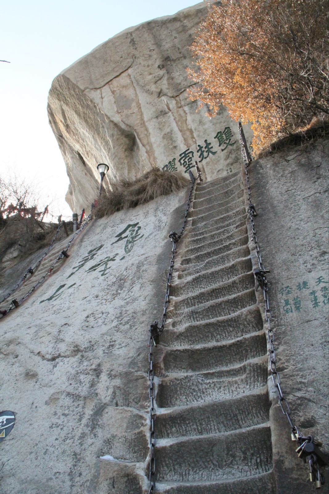 华山最陡峭的阶梯图片