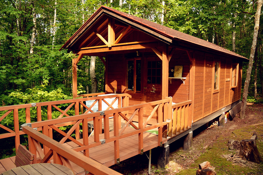         主屋后面还有一个小木屋