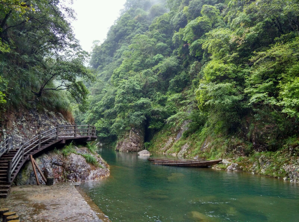 《铜铃山印象》 云雾轻笼山秀奇 烟雨如梦洗尘心 蛟龙吐练潭凝碧 江南