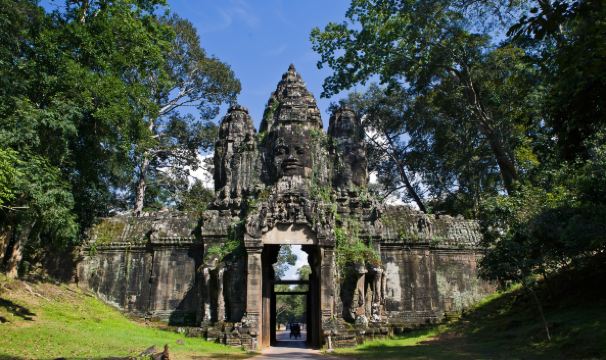  p>通王城也叫大吴哥,吴哥城,是高棉帝国的最后一座都城,多次毁于战火