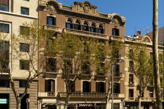 罗之家的设计灵感来源于加泰罗尼亚地区的民间故事-圣乔治屠龙救公主