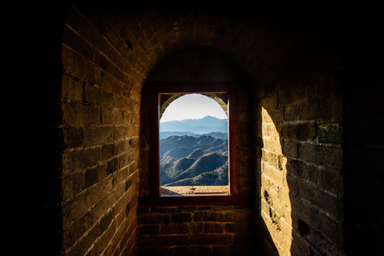 烽火台里面的了望窗.一缕阳光投射进来.