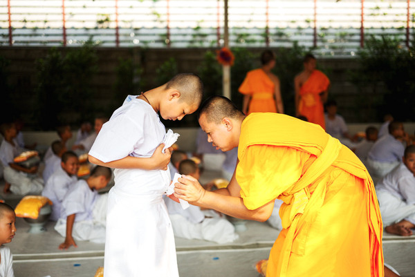 受戒完毕,换上僧衣成为沙弥