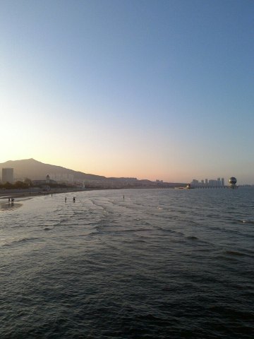 傍晚的烟台大学海边.