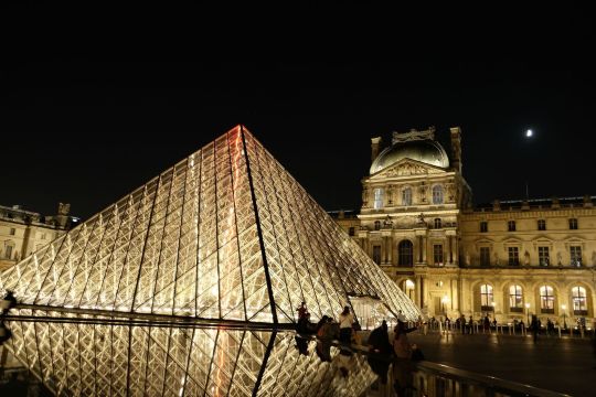金字塔夜景,很美 卢浮宫