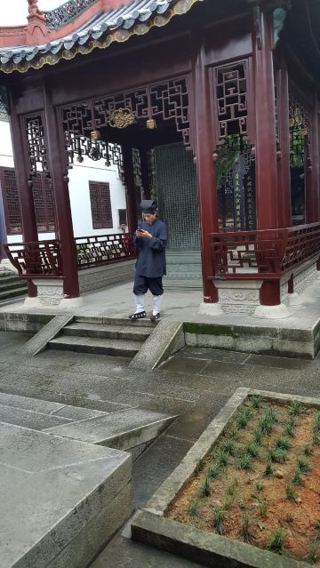 里面有个玩手机的小道士