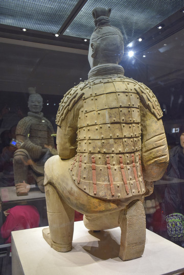 一号坑的东端排列着全身穿着战袍的战士俑210人,其余每排68人,前后