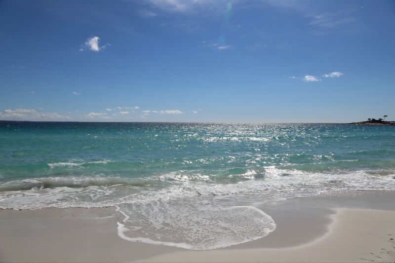 远处的海水是很蓝很蓝,沙滩是白白的,这样看到浅水的地方,海水是那么