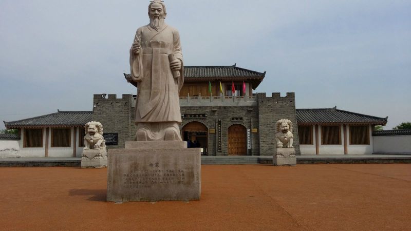 少好学博览群经,当时人尊称他为"关西孔子".