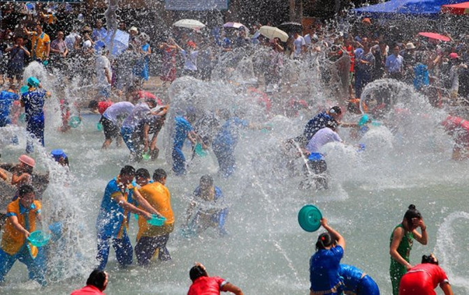 云南泼水节是什么意思 CggYr1cU5DaAeg9uAAGXo6eTwlg798_C_671_10000_Q90.jpg