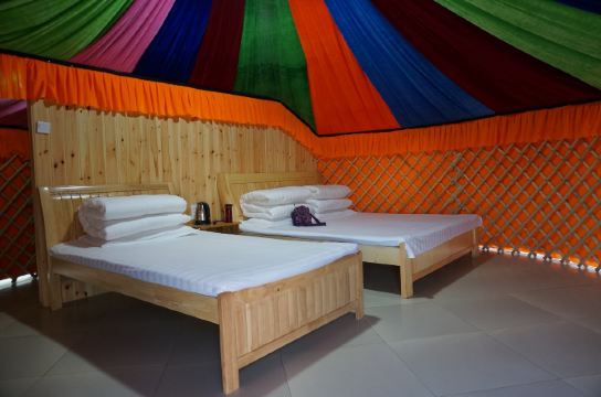 继续走省道301,16点到达目的地黑山头镇,住宿黑山头的蒙古包.