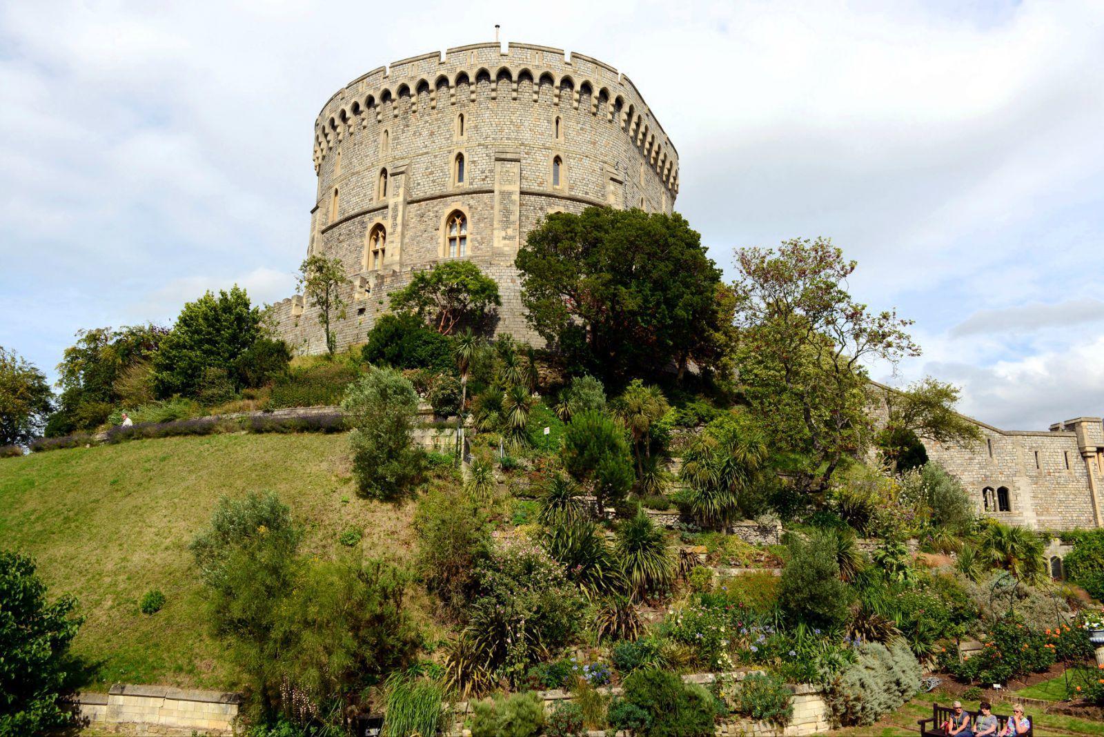 圆塔(round tower)最初是由木材建造,到了1170年亨利二世(henry ii