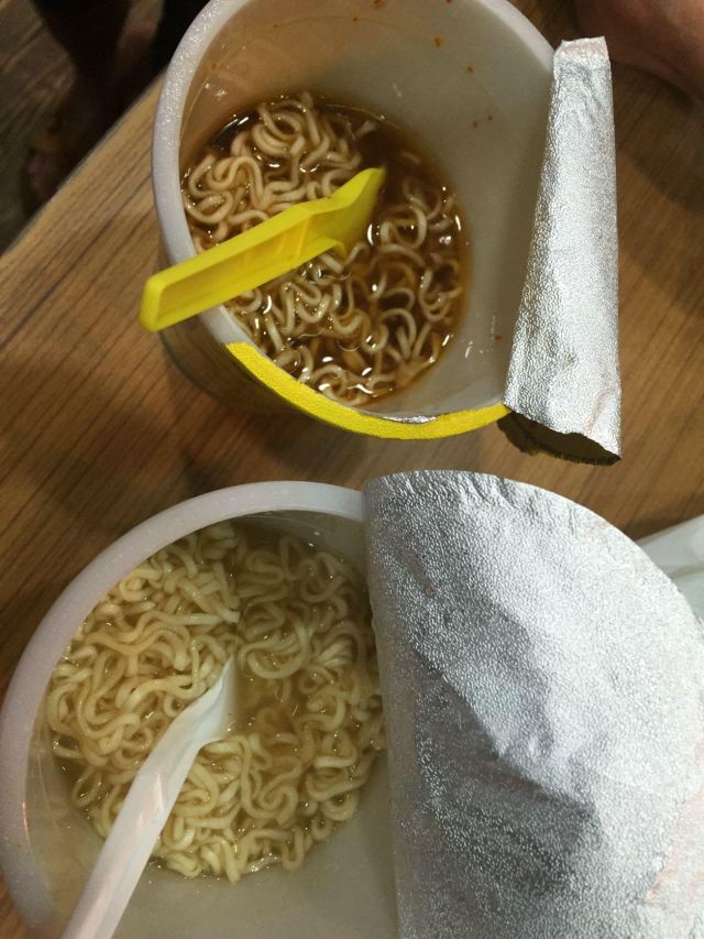 实在没什么想吃,东南亚菜口味重吃不多,干脆去楼下便利店买泡面解决了