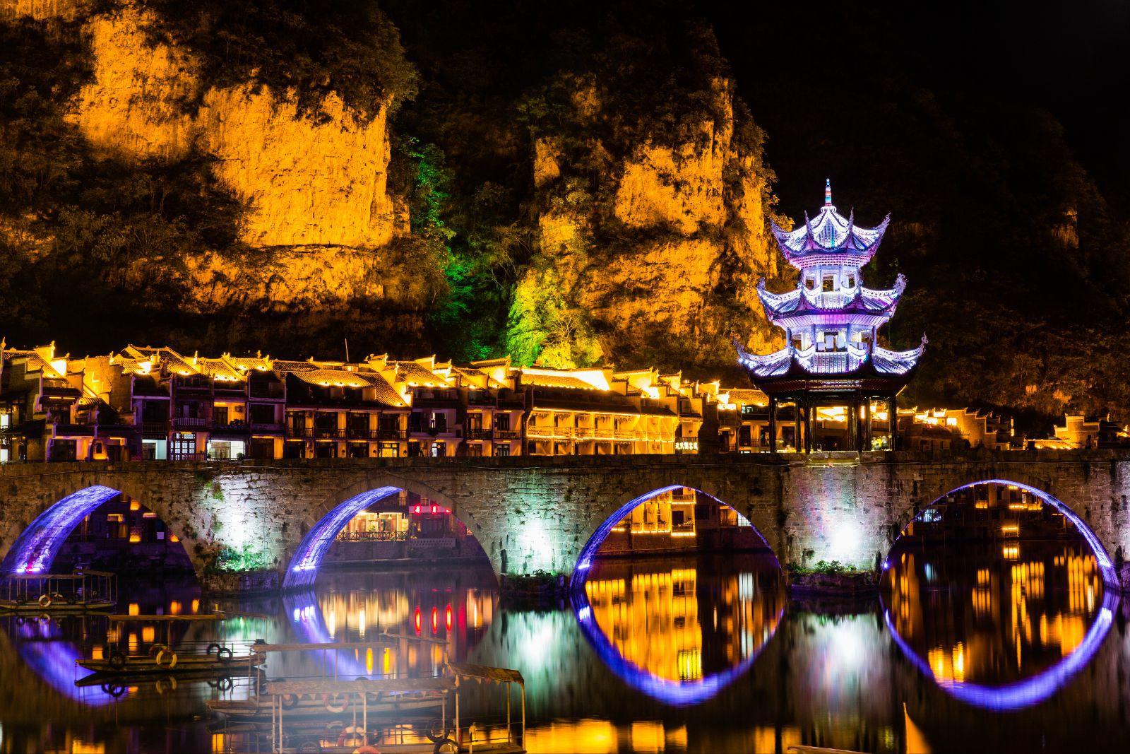 祝圣桥的照明是四种颜色交替变换,非常漂亮. 镇远古镇