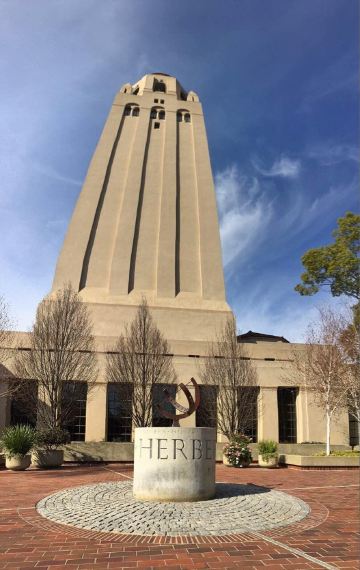 胡佛塔——美国第31任总统胡佛与其妻子均为斯坦福的首届毕业生,果然