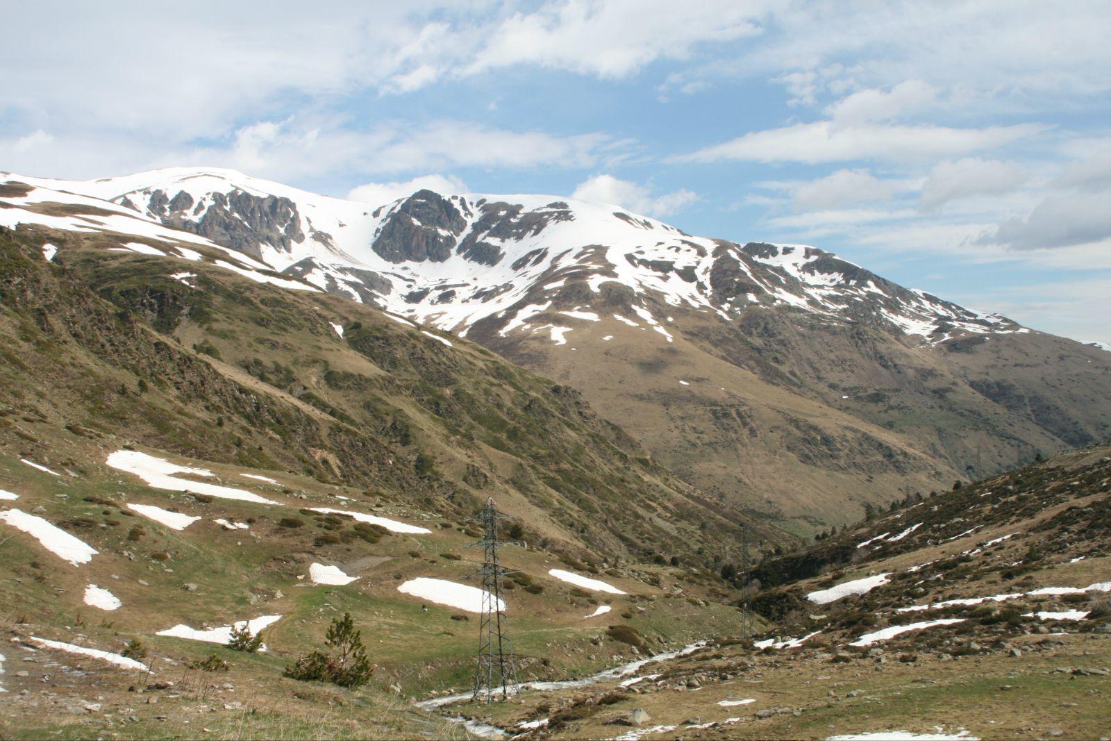 pyrenees: 山体运行到黄土白雪段 法国境内的比利牛斯山