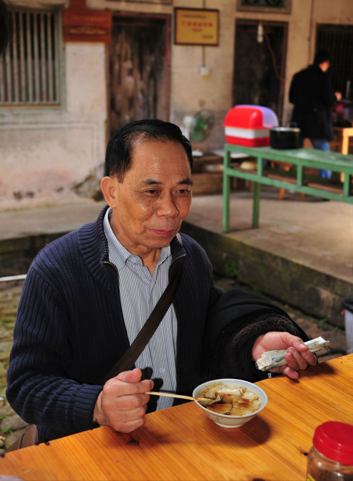 《一路雀跃梅州行》(刘泽昌)