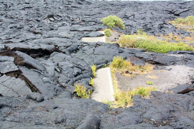 從岩漿的縫隙中,仍可看到被掩埋的柏油路面. 夏威夷火山國家公園