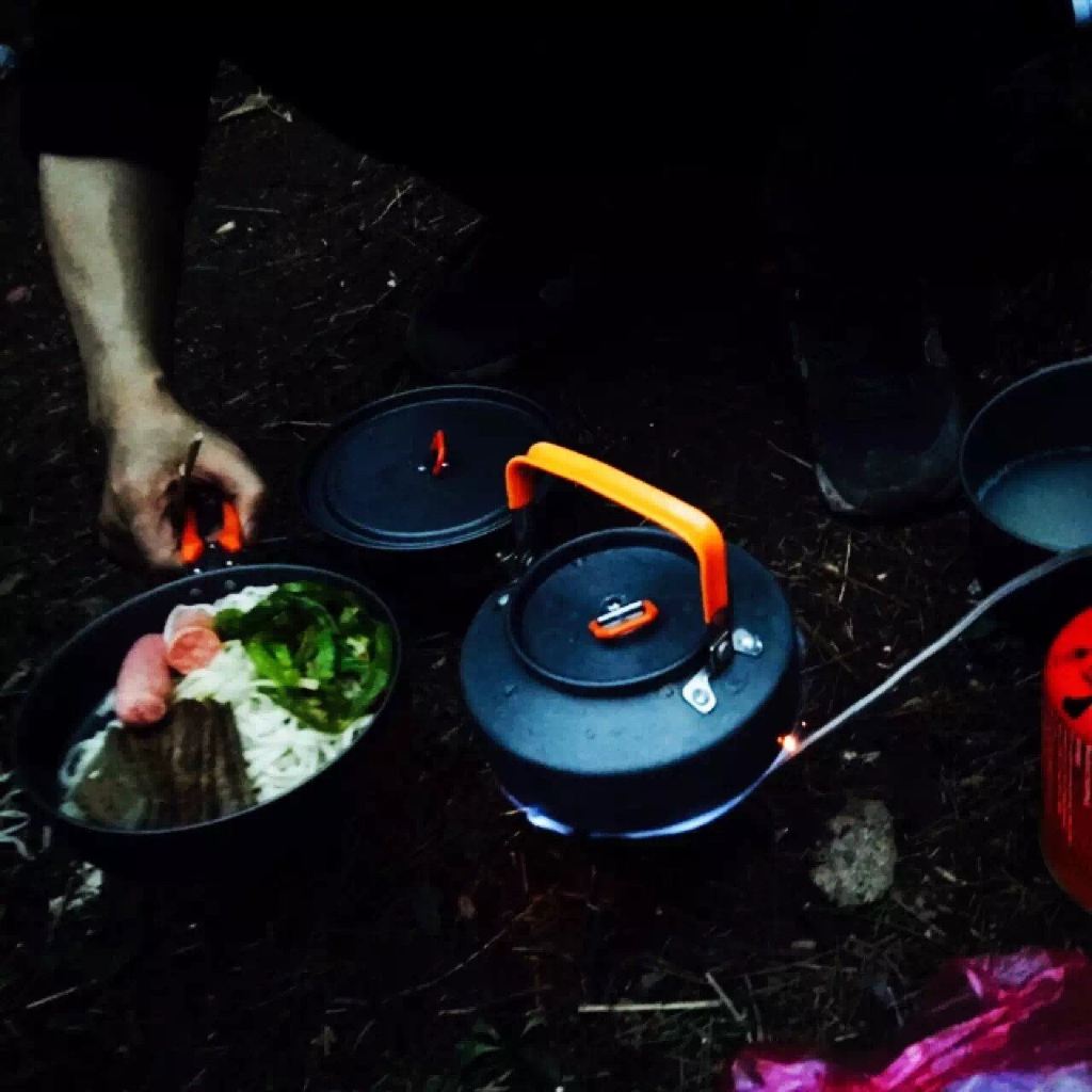 垒起七星灶,铜壶煮三江,舀上山泉,煮上朱师傅送的新茶,值此荒山