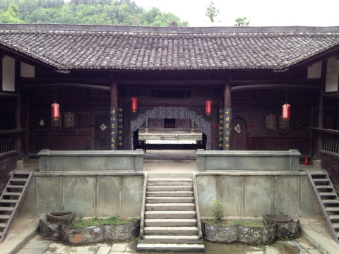 魏辅唐前后建了两个庄园,分别是1927年和1932年,建新庄园的原因是他