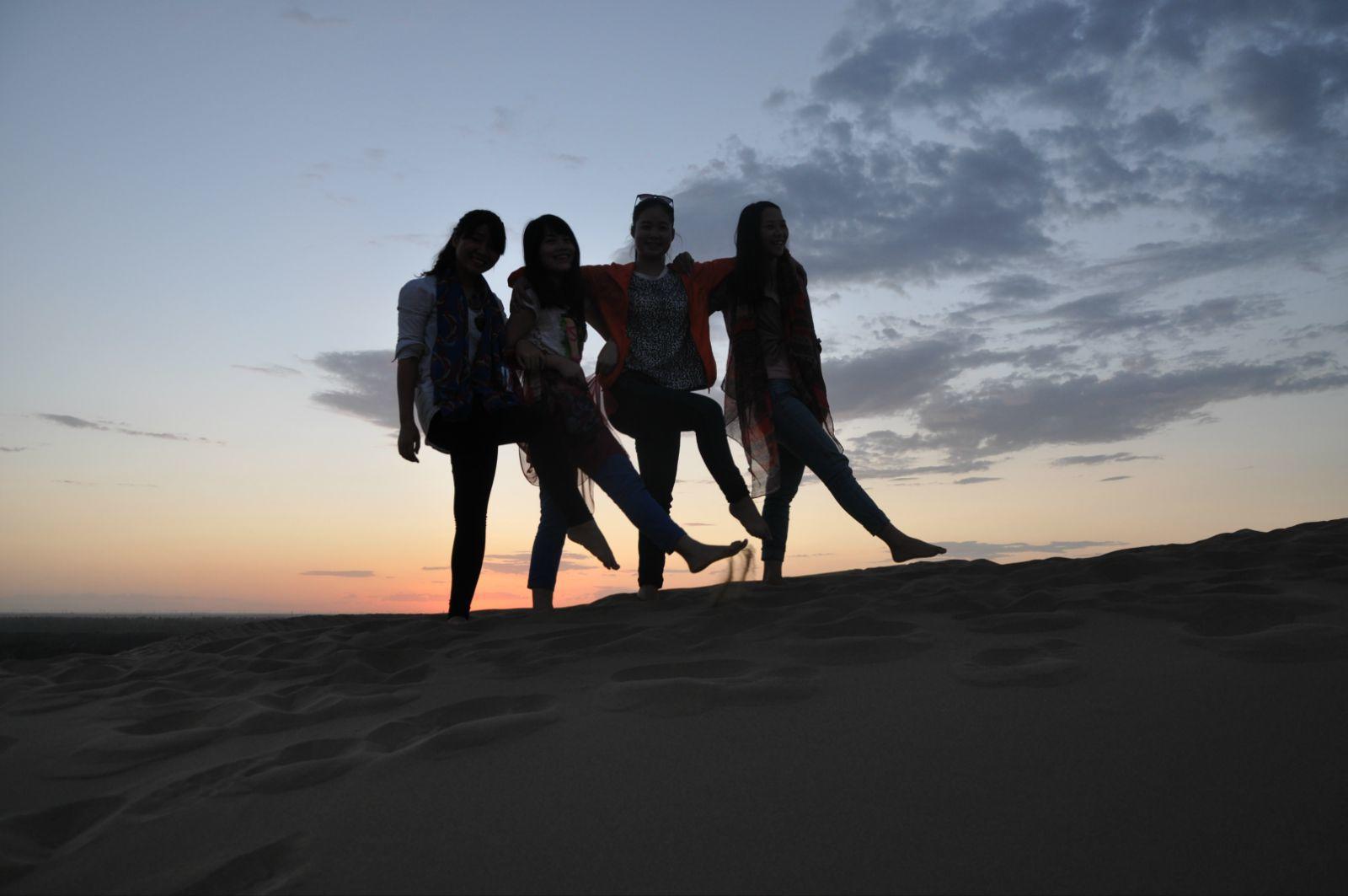 四个人,这不知是什么姿势,当时松哥拍摄啪啪的按快门,叫着换姿势快