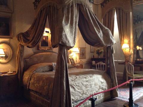英国贵族的四柱床,很繁复.