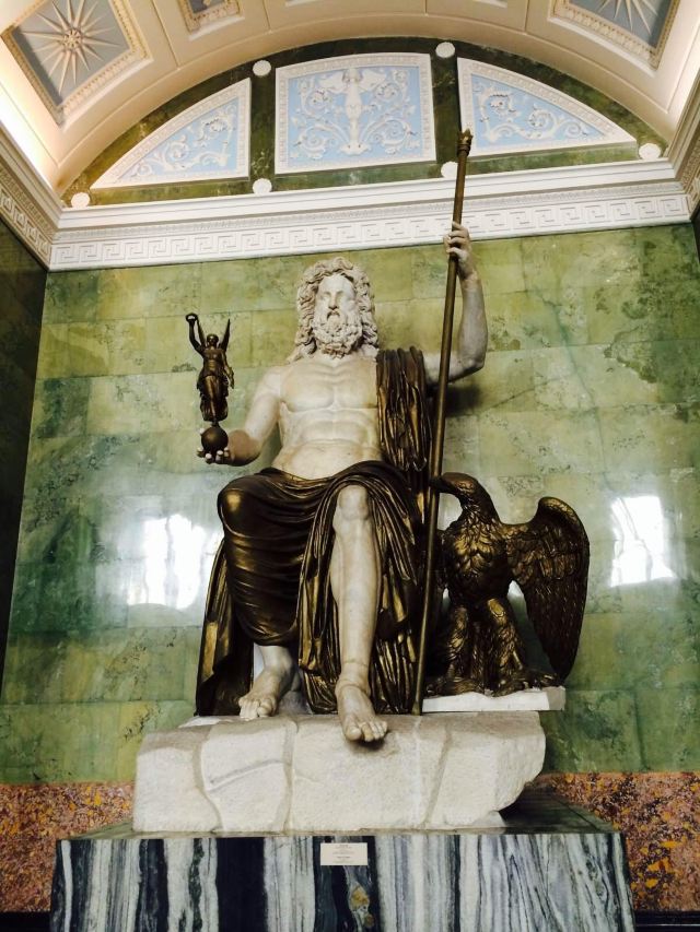 孔雀石,石青石,斑石,碧玉镶嵌;以包金,镀铜装璜;以各种质地的雕塑