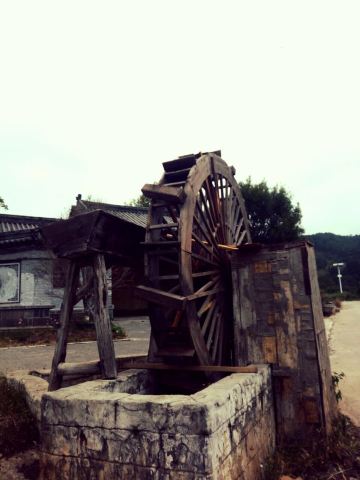 龙门镖局,束河古镇延着 中信村的大道一直往下走大概4公里,右手边就