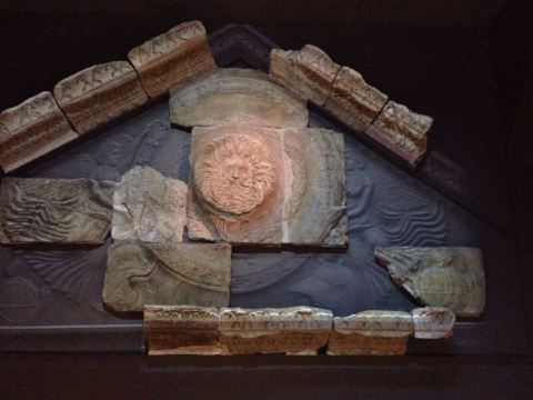 原来浴场的三角门楣.说得是海神和神马结合体