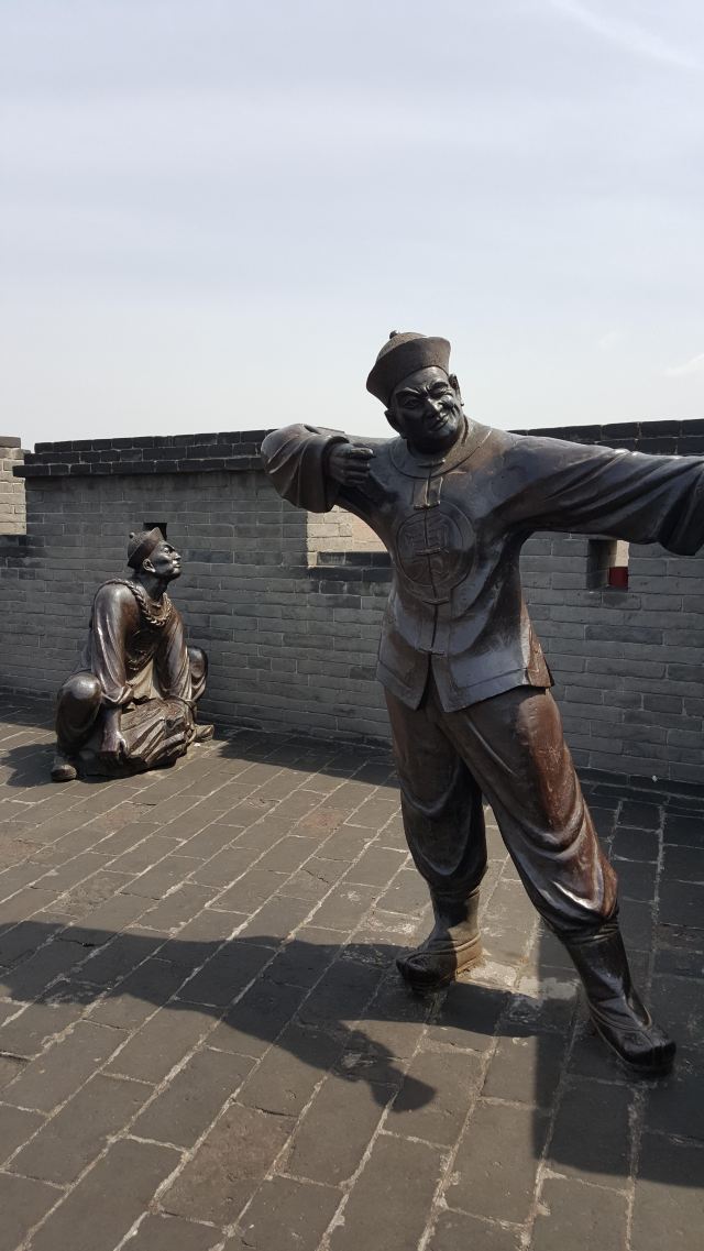 古城墙上的铜人像