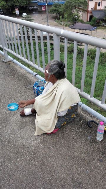 友谊大桥上乞讨的缅甸人