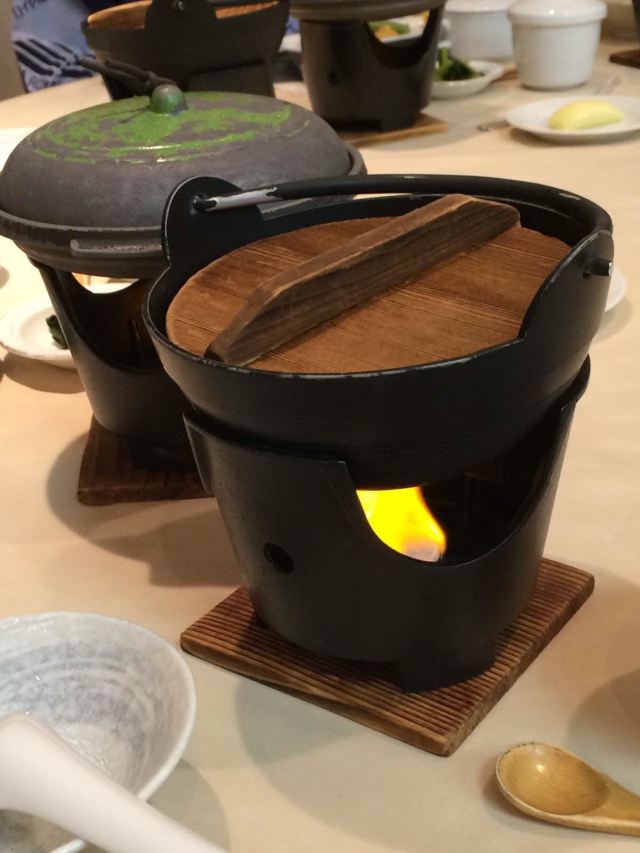 这两个锅子里分别是肉圆汤和烤肉,能炉子内的火完全灭了就能吃了,火候