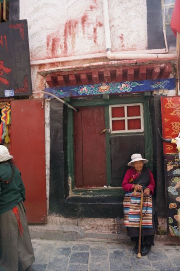 面容安详的老奶奶,她在思考什么. 八廓街