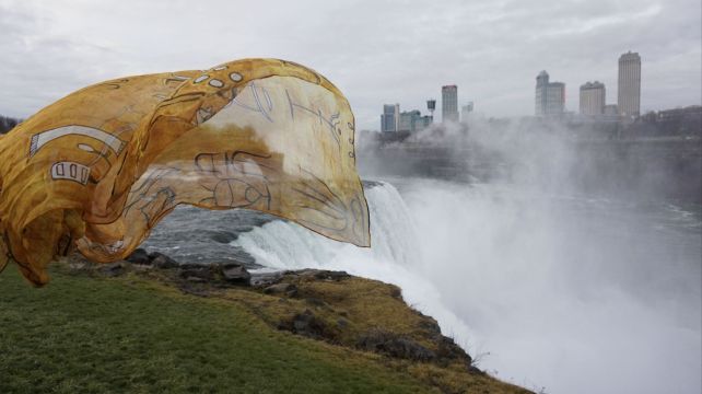 徐洁高定丝巾在瀑布上空飘扬 尼亚加拉大瀑布